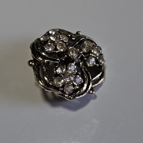 W.M.C.A. (White Metal Casters Association) vintage Gold white rhinestone brooch - Picture 8 of 9